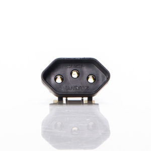 tomada para aparelho preta com poço externo e terminais de engate