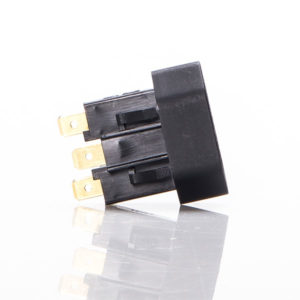 tomada para aparelho preta com poço externo e terminais de engate