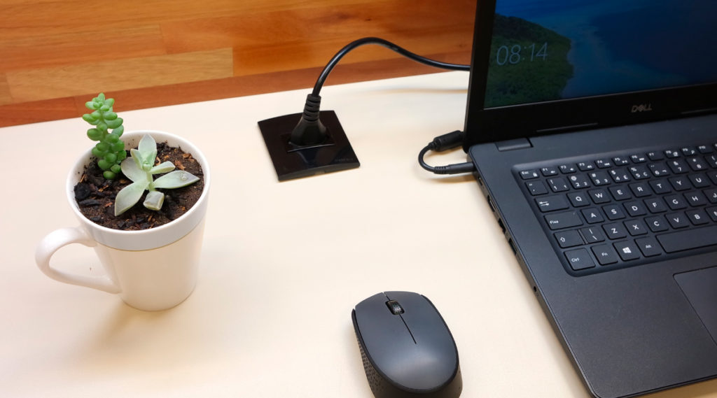 conjunto interruptor para móveis aplicado em mesa