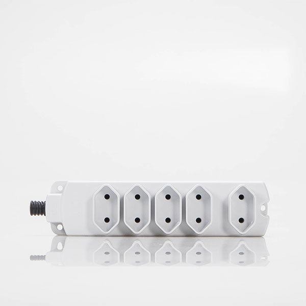 regua de tomada 2p 10A 5 postos cinza claro 1