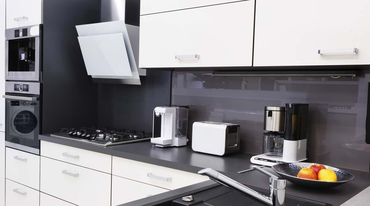foto de uma cozinha com equipamentos elétricos margirius como aumentar o número de tomadas